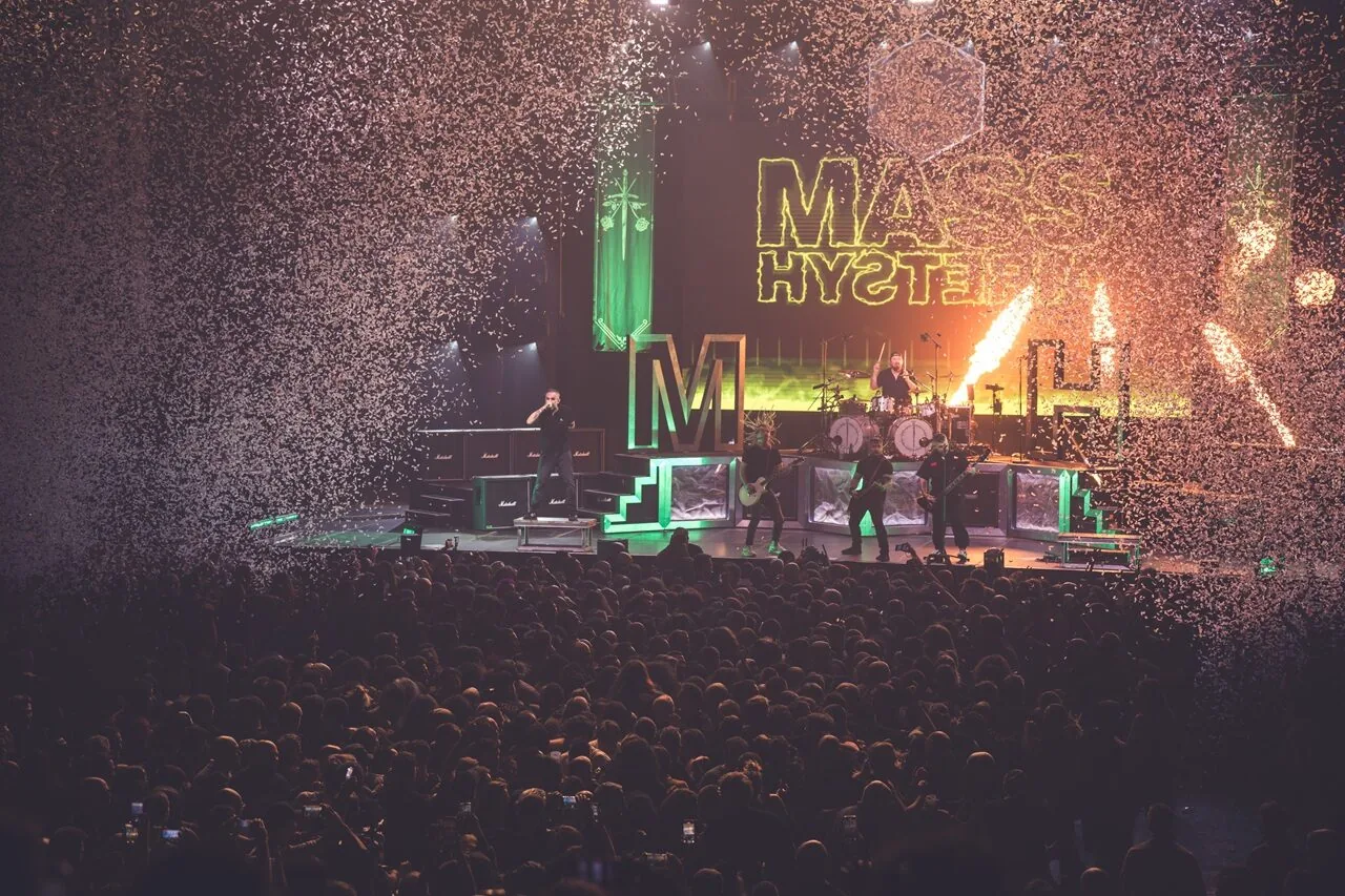 Mass Hysteria au Zénith, pyrotechnie et confettis
