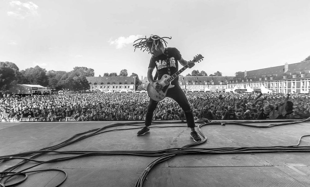 Fred Duquesne, guitariste de Mass Hysteria, en concert devant le public