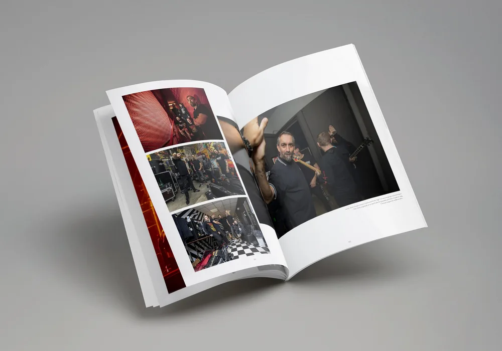 Double page du livre Mass Hysteria avec des photographies de coulisses