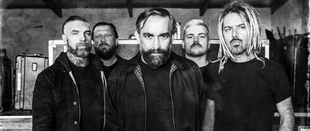 Mass Hysteria en backstage, photo de groupe en noir et blanc