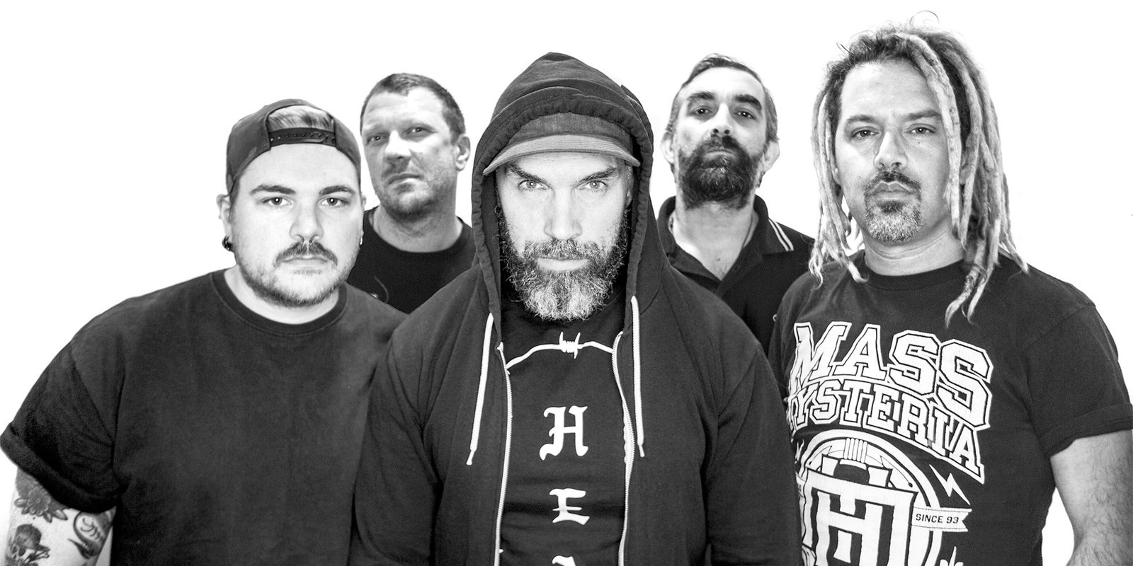 Le line-up actuel de Mass Hysteria, photo de groupe en noir et blanc