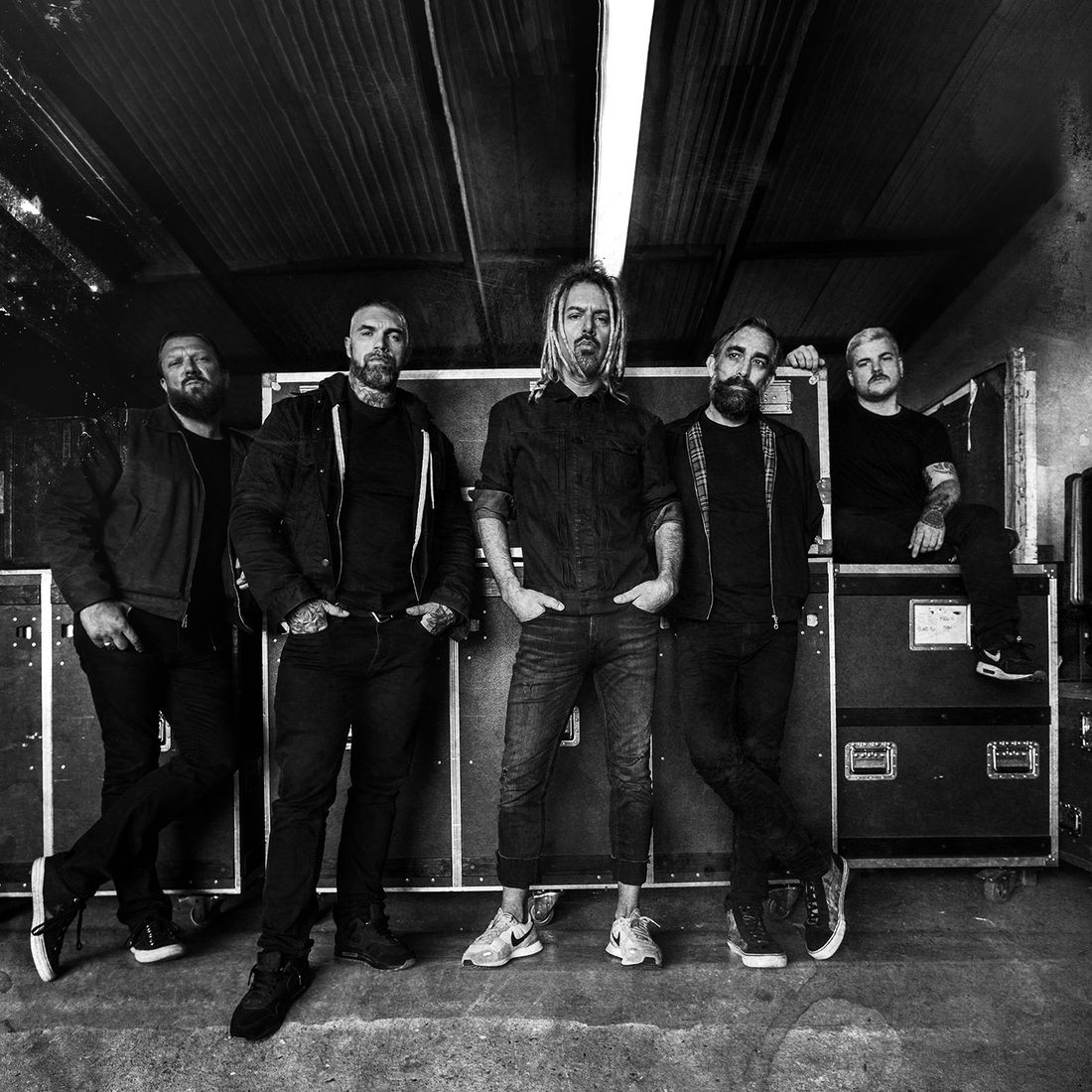 Mass Hysteria, le line-up actuel posant devant des flight-cases