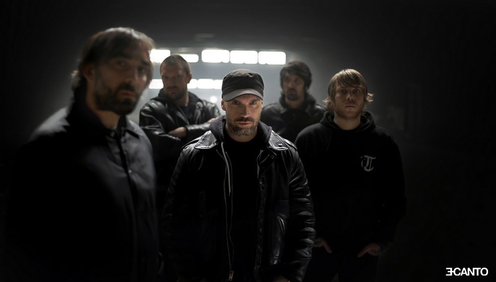 Mass Hysteria, portrait du groupe dans un tunnel, noir et blanc