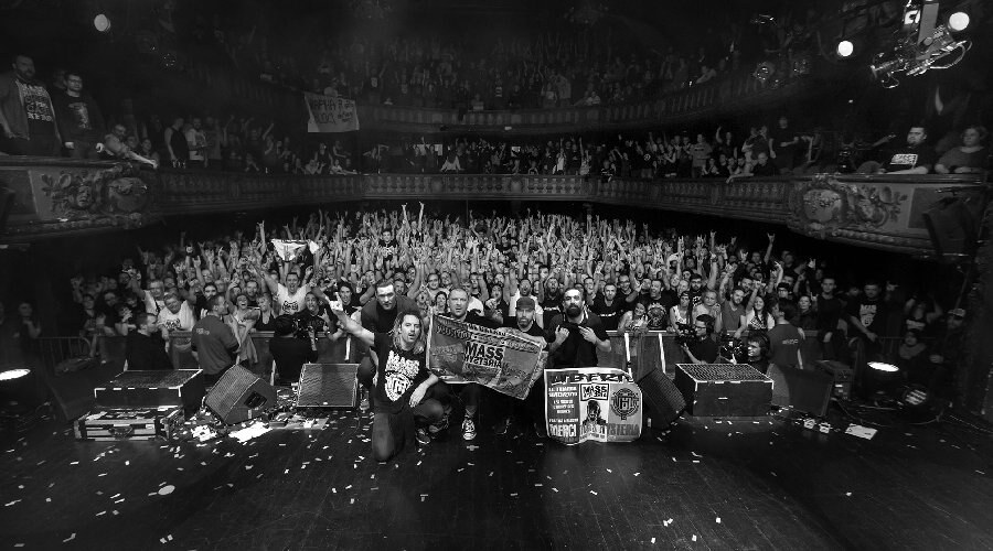 Mass Hysteria sur scène devant une salle comble, communion avec le public