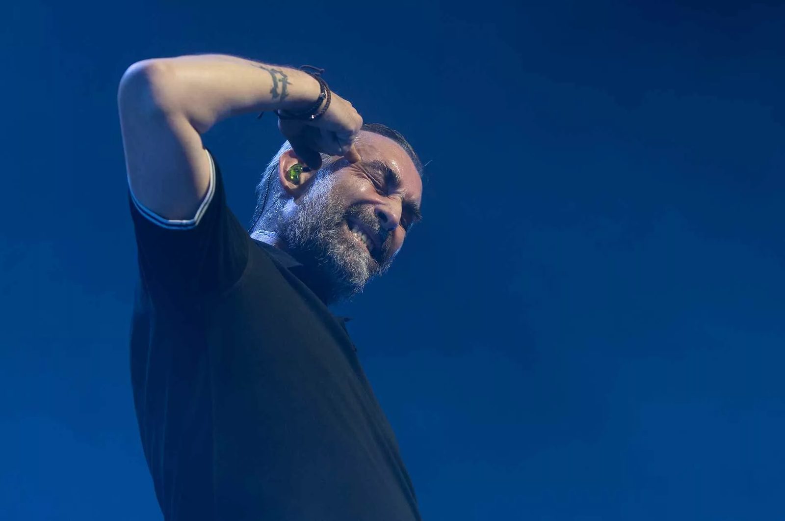 Mouss Kelaï, chanteur de Mass Hysteria, en concert