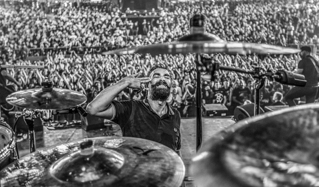 Raphaël Mercier, batteur de Mass Hysteria, derrière sa batterie devant le public