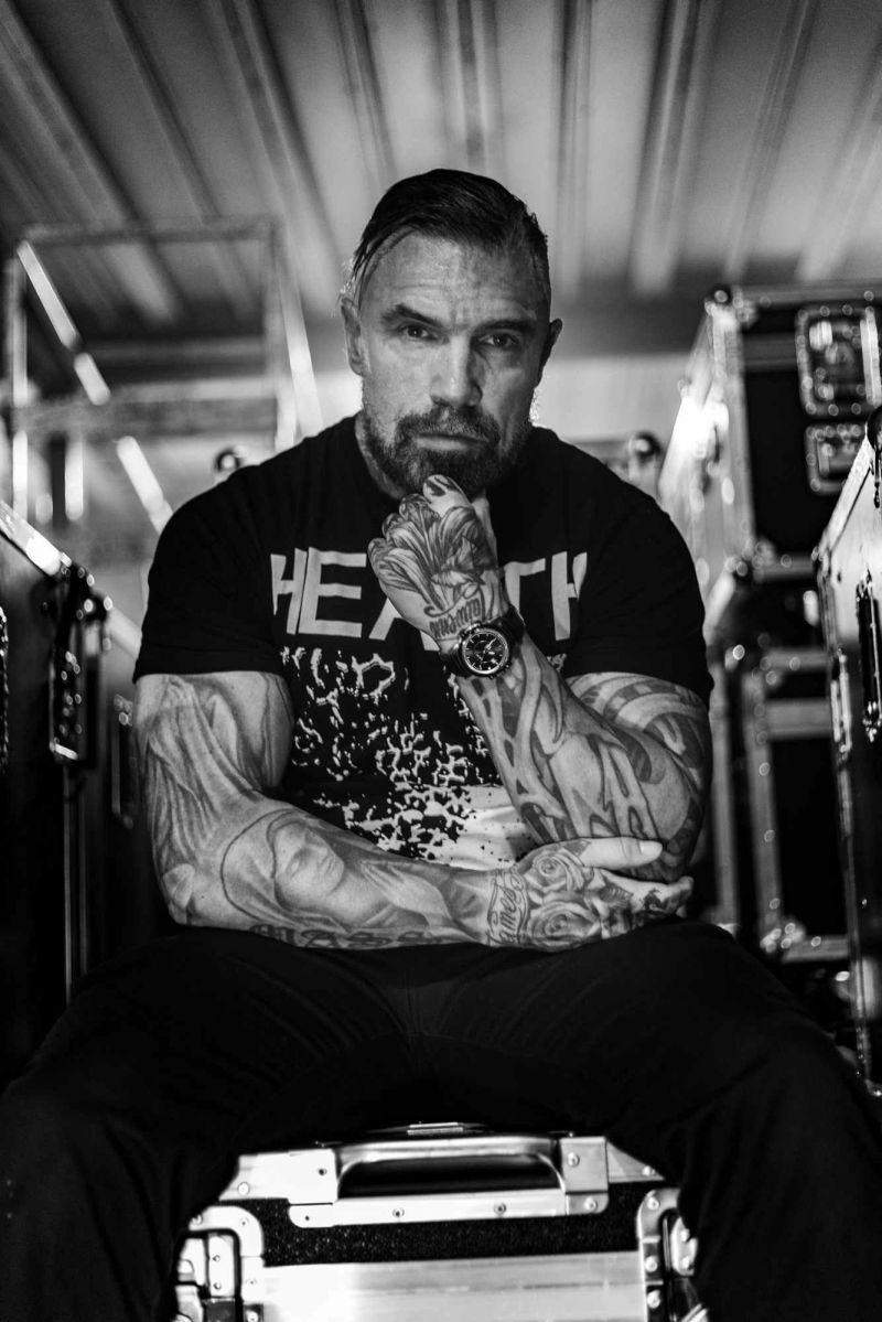 Yann Heurtaux, guitariste de Mass Hysteria, en backstage, bras tatoués