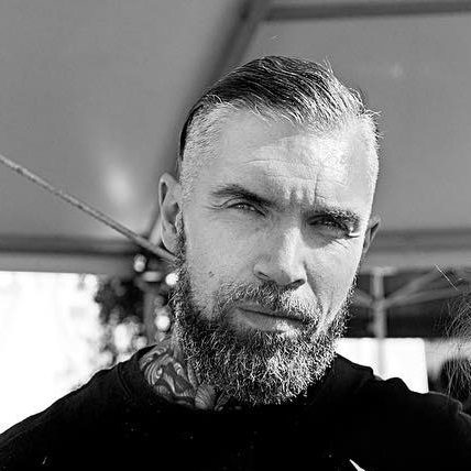 Yann Heurtaux, guitariste de Mass Hysteria, portrait en noir et blanc